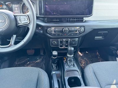 2025 Jeep Wrangler - Photo 17