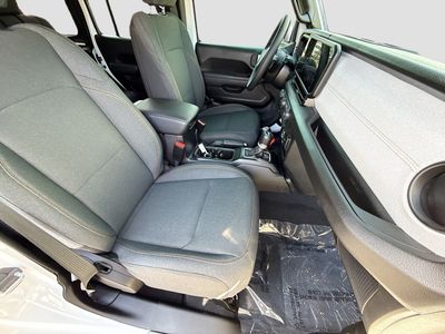 2025 Jeep Wrangler - Photo 13
