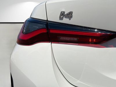 2026 BMW i4 - Photo 10