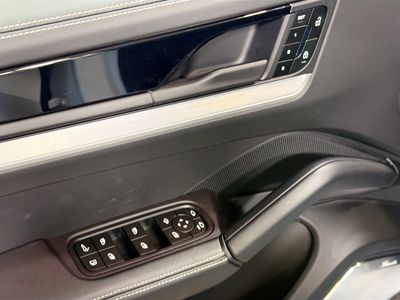 2025 Porsche Cayenne - Photo 25