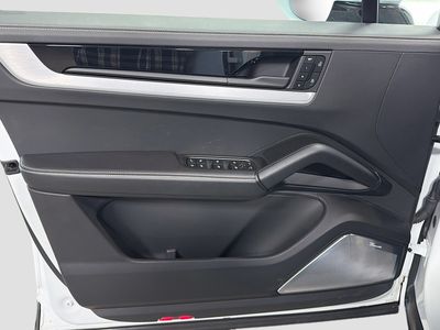 2025 Porsche Cayenne - Photo 24