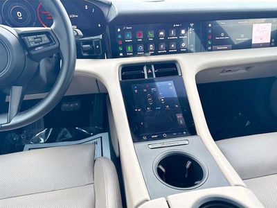 2022 Porsche Taycan - Photo 18
