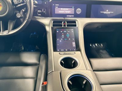 2022 Porsche Taycan - Photo 19