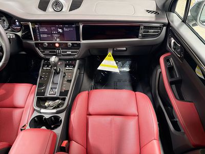 2026 Porsche Macan - Photo 18