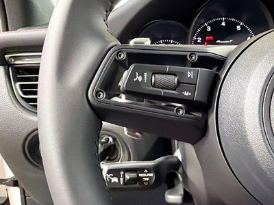 2026 Porsche Macan - Photo 37