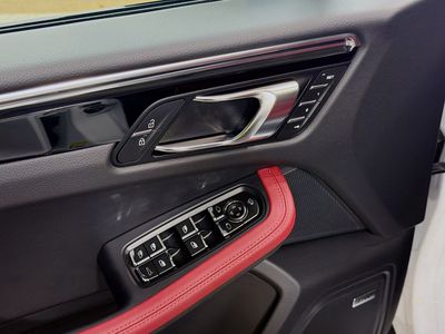 2026 Porsche Macan - Photo 23