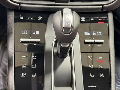 2026 Porsche Macan - Photo 34