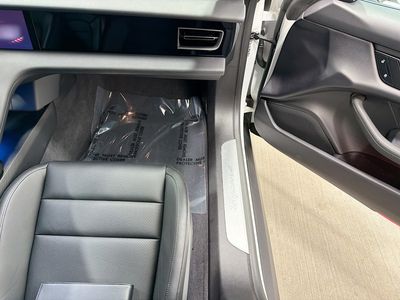 2025 Porsche Taycan - Photo 18
