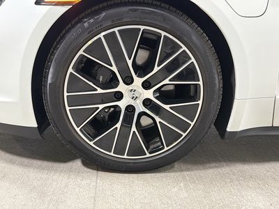 2025 Porsche Taycan - Photo 40