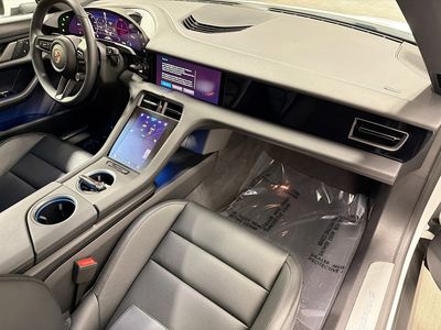 2025 Porsche Taycan - Photo 15
