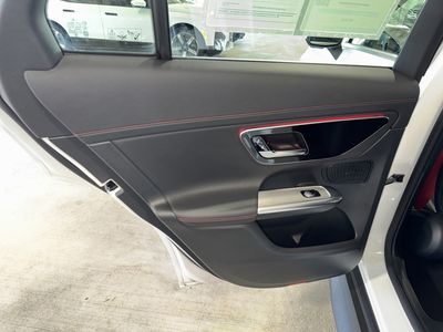 2025 Mercedes-Benz GLC - Photo 17