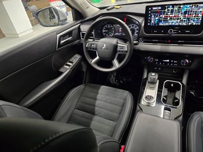 2025 Mitsubishi Outlander - Photo 38