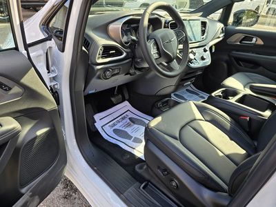 2026 Chrysler Pacifica — photo 16 view