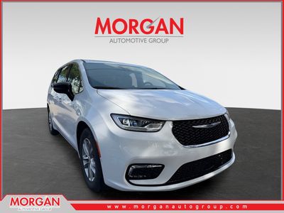 2026 Chrysler Pacifica Select in Bright White Clearcoat — front three-quarter view