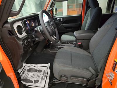 2025 Jeep Gladiator - Photo 17