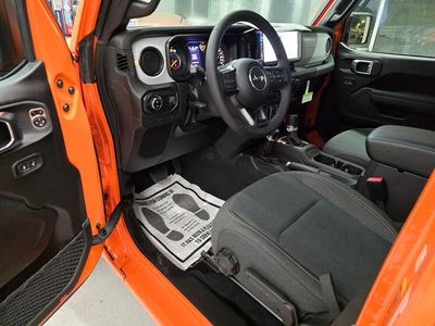 2025 Jeep Gladiator - Photo 16