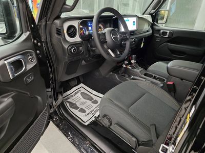 2025 Jeep Wrangler - Photo 14