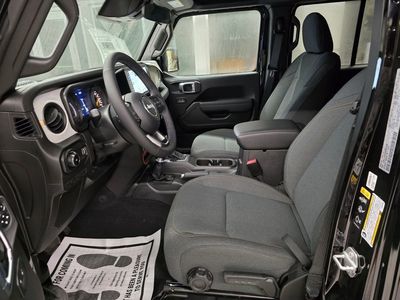 2025 Jeep Wrangler - Photo 15
