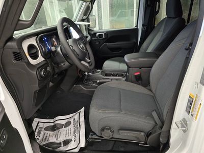 2025 Jeep Wrangler - Photo 15