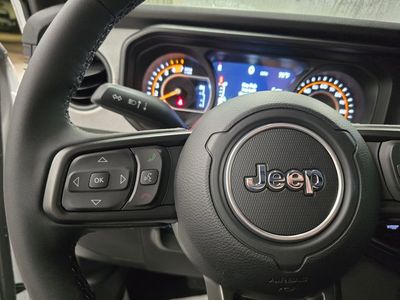 2025 Jeep Wrangler - Photo 17