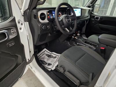 2025 Jeep Wrangler - Photo 14