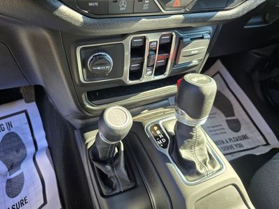 2025 Jeep Wrangler - Photo 25