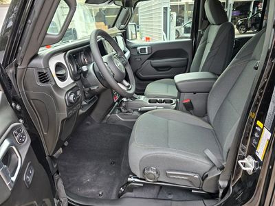 2025 Jeep Wrangler — photo 16 view