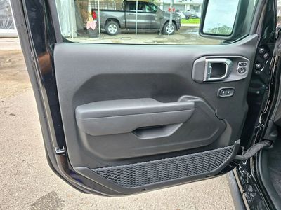 2025 Jeep Wrangler — photo 13 view