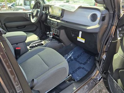 2025 Jeep Wrangler - Photo 28