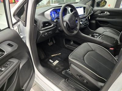 2026 Chrysler Pacifica - Photo 16