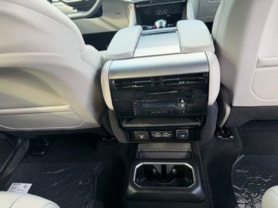 2026 Jeep Grand Wagoneer - Photo 35