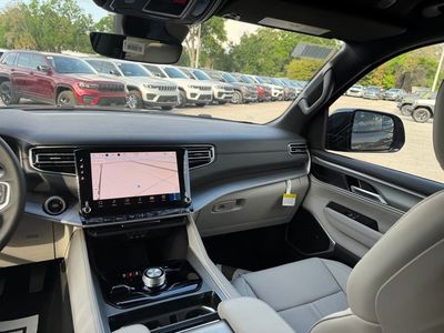2026 Jeep Grand Wagoneer - Photo 38