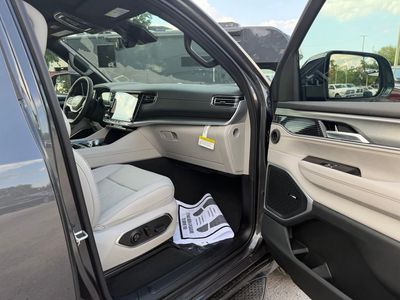 2026 Jeep Grand Wagoneer - Photo 32