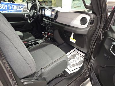 2025 Jeep Wrangler - Photo 29