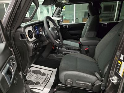 2025 Jeep Wrangler - Photo 16