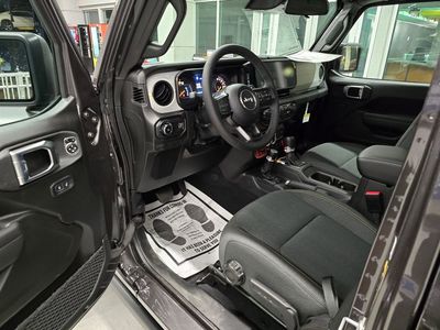 2025 Jeep Wrangler - Photo 15