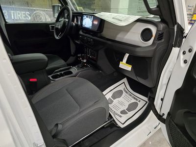 2025 Jeep Wrangler - Photo 28