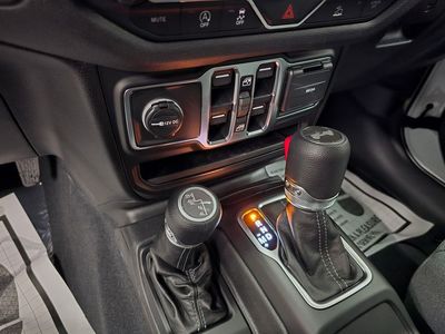 2025 Jeep Wrangler - Photo 25