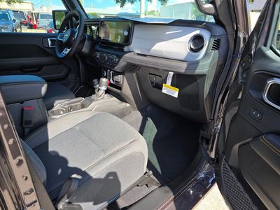 2025 Jeep Wrangler - Photo 31