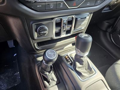 2025 Jeep Wrangler - Photo 28