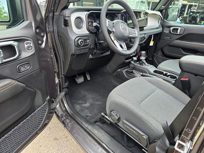 2025 Jeep Wrangler - Photo 15