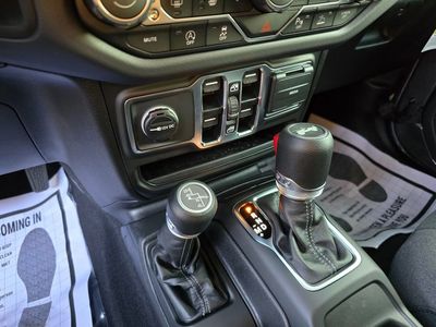 2025 Jeep Wrangler - Photo 25