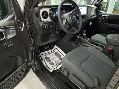 2025 Jeep Wrangler - Photo 14