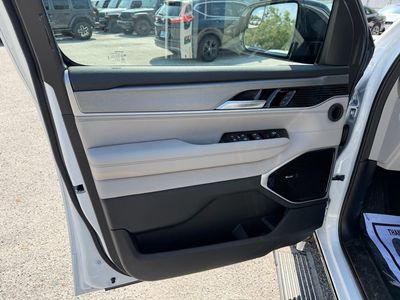 2026 Jeep Grand Wagoneer - Photo 14
