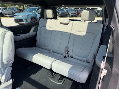 2026 Jeep Grand Wagoneer - Photo 32