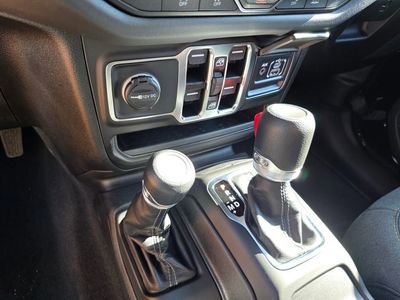 2025 Jeep Wrangler - Photo 25