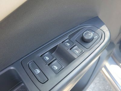 2025 Volkswagen Taos - Photo 15