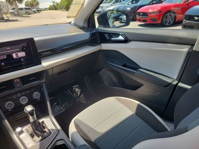 2025 Volkswagen Taos - Photo 13