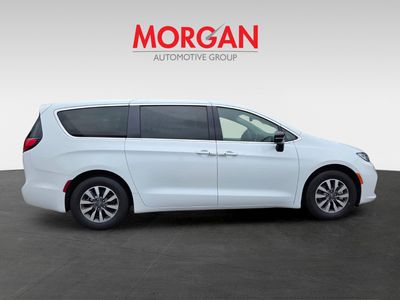 2024 Chrysler Pacifica Hybrid - Photo 2