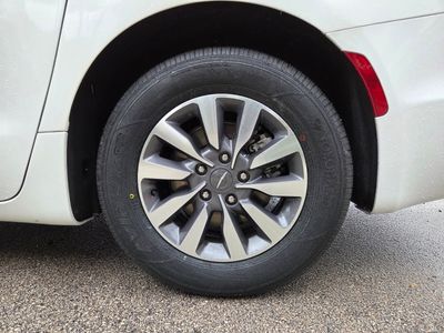 2024 Chrysler Pacifica Hybrid - Photo 17